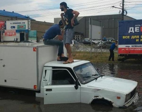 Ливень затопил дороги Ставрополя. Видео